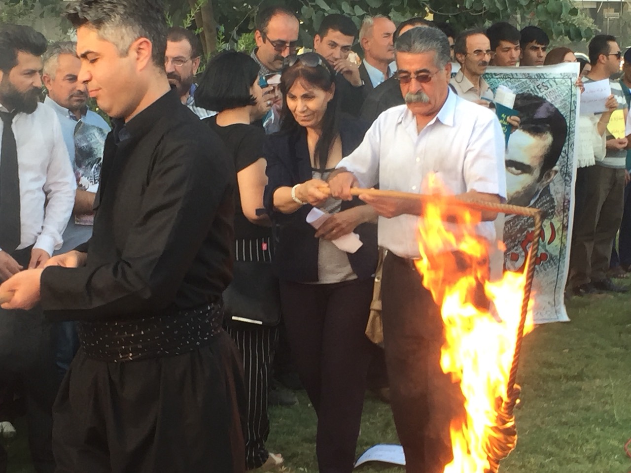 به‌ وێنه‌.. ژماره‌يه‌ك چالاكوان دژى بڕيارێكى له‌سێداره‌دان گردبوونه‌وه‌